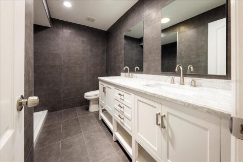 House in Windermere, Florida 5 bedrooms, 271.09 sq.m. № 1740489 - photo 20