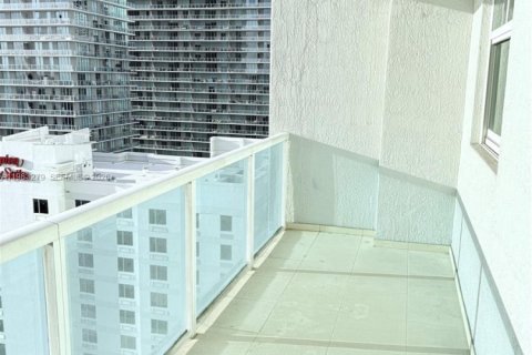 Condominio en alquiler en Miami, Florida, 2 dormitorios, 99.31 m2 № 2046845 - foto 10