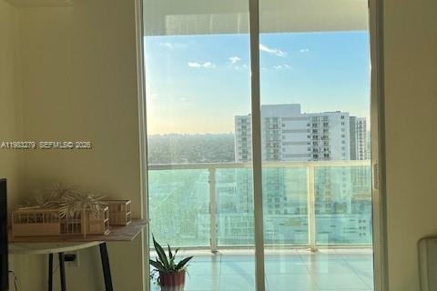 Condominio en alquiler en Miami, Florida, 2 dormitorios, 99.31 m2 № 2046845 - foto 3