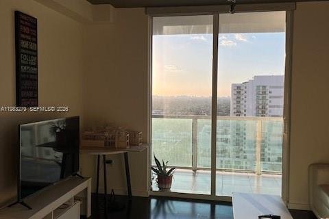 Condominio en alquiler en Miami, Florida, 2 dormitorios, 99.31 m2 № 2046845 - foto 2