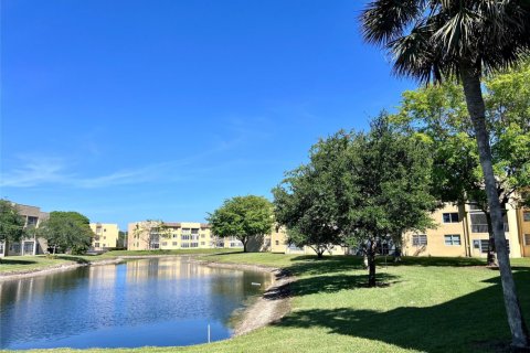 Condo in Fort Lauderdale, Florida, 2 bedrooms  № 1132810 - photo 1