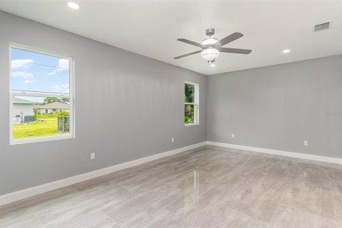 House in Palm Bay, Florida 4 bedrooms, 201.69 sq.m. № 1914982 - photo 14
