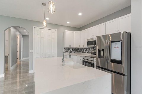 House in Palm Bay, Florida 4 bedrooms, 201.69 sq.m. № 1914982 - photo 12