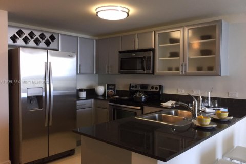 Condo in Miami, Florida, 1 bedroom  № 1818769 - photo 8