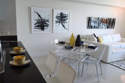 Condo in Miami, Florida, 1 bedroom  № 1818769 - photo 7