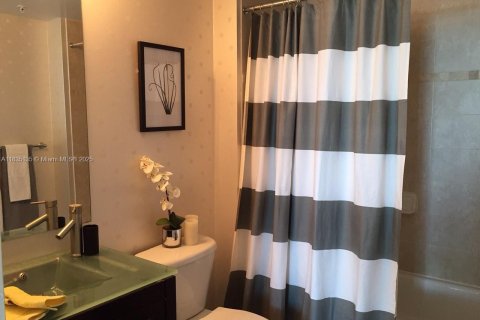 Condo in Miami, Florida, 1 bedroom  № 1818769 - photo 11