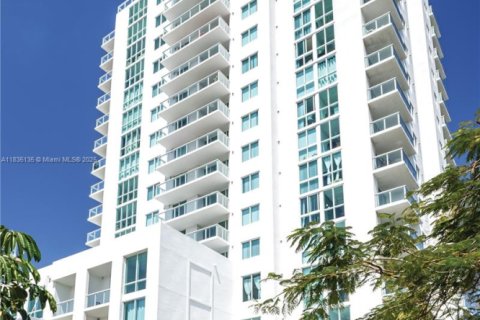 Condo in Miami, Florida, 1 bedroom  № 1818769 - photo 17