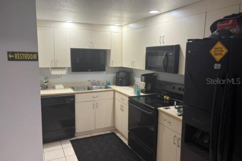 Propiedad comercial en venta en Kenneth City, Florida, 150.97 m2 № 2101096 - foto 13