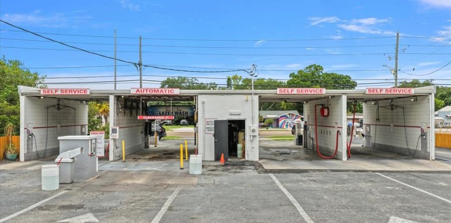 Propiedad comercial en Kenneth City, Florida 150.97 m2 № 2101096