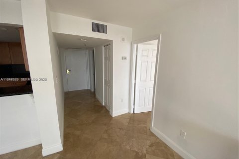 Condo in Miami, Florida, 1 bedroom  № 2003720 - photo 6