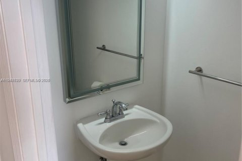 Condo in Miami, Florida, 1 bedroom  № 2003720 - photo 12