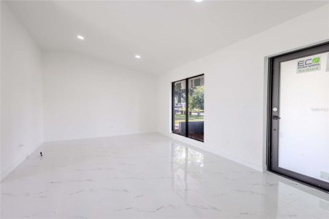 Villa ou maison à vendre à North Fort Myers, Floride: 3 chambres, 119.66 m2 № 2422715 - photo 12