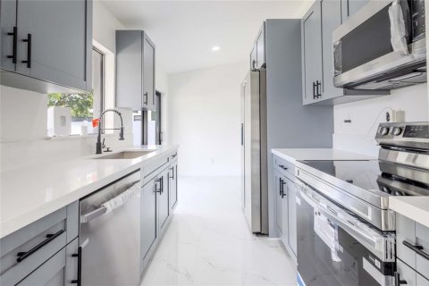 Villa ou maison à vendre à North Fort Myers, Floride: 3 chambres, 119.66 m2 № 2422715 - photo 2