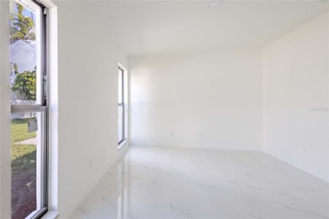 Villa ou maison à vendre à North Fort Myers, Floride: 3 chambres, 119.66 m2 № 2422715 - photo 6
