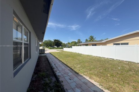 Villa ou maison à louer à Pompano Beach, Floride: 3 chambres, 185.8 m2 № 1966808 - photo 2