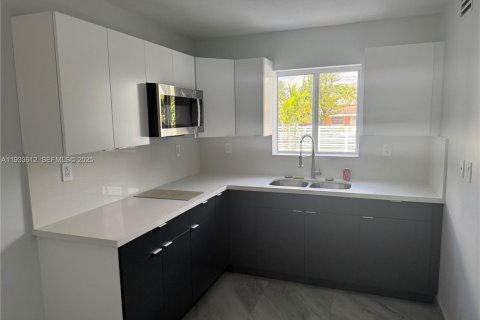 Casa en alquiler en Miami, Florida, 2 dormitorios, 78.97 m2 № 1991442 - foto 8