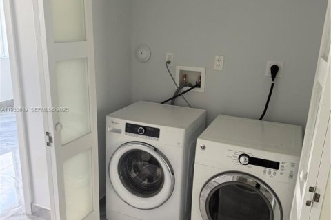 Casa en alquiler en Miami, Florida, 2 dormitorios, 78.97 m2 № 1991442 - foto 14