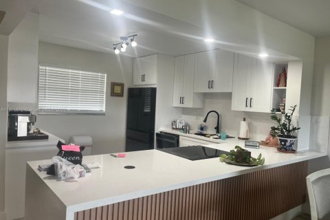 Condominio en alquiler en Tamarac, Florida, 2 dormitorios, 117.99 m2 № 1926567 - foto 3
