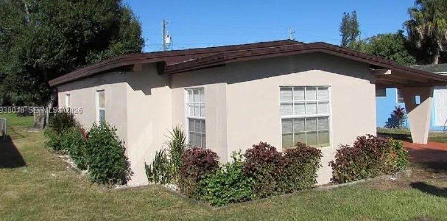 Casa en Fort Myers, Florida 2 dormitorios, 74.88 m2 № 1995800