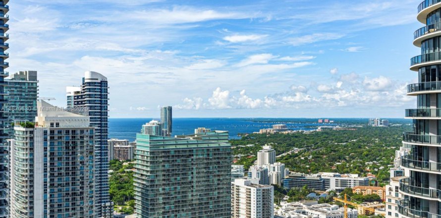 Кондоминиум с 2 спальнями в Майами, Флорида № 1926618