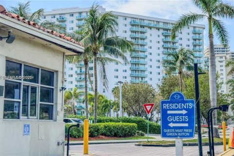 Copropriété à vendre à Sunny Isles Beach, Floride: 1 chambre, 93.37 m2 № 2073718 - photo 21