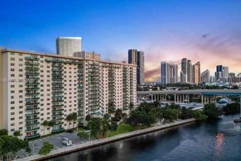 Copropriété à vendre à Sunny Isles Beach, Floride: 1 chambre, 93.37 m2 № 2073718 - photo 14