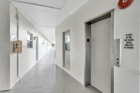 Condominio en alquiler en Lauderdale Lakes, Florida, 1 dormitorio, 63.55 m2 № 2015879 - foto 17