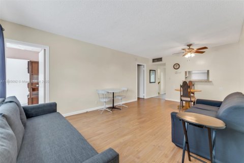 Condominio en Lauderdale Lakes, Florida, 1 dormitorio № 2015879