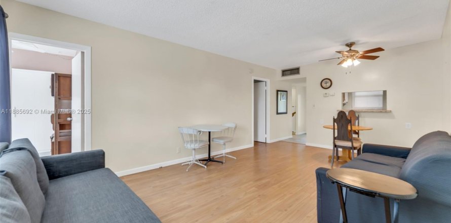 Condominio en Lauderdale Lakes, Florida, 1 dormitorio  № 2015879