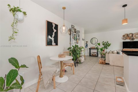 Condo in Miami, Florida, 1 bedroom  № 2087081 - photo 6