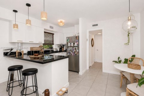 Condo in Miami, Florida, 1 bedroom  № 2087081 - photo 2