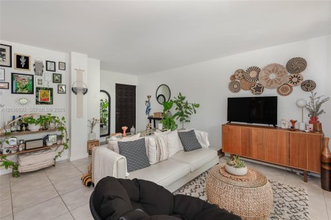 Condo in Miami, Florida, 1 bedroom  № 2087081 - photo 4