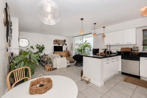 Condo in Miami, Florida, 1 bedroom  № 2087081 - photo 3