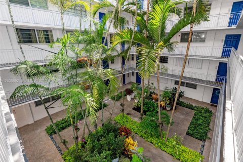Condo in Miami, Florida, 1 bedroom  № 2087081 - photo 15