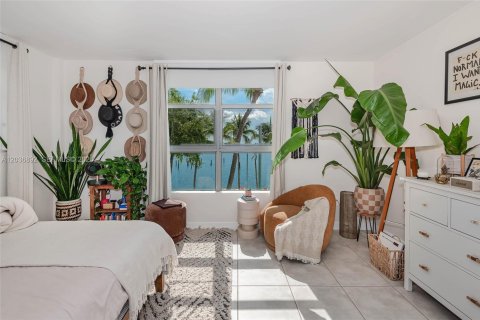Condo in Miami, Florida, 1 bedroom  № 2087081 - photo 10