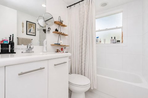 Condo in Miami, Florida, 1 bedroom  № 2087081 - photo 7