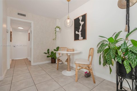 Condo in Miami, Florida, 1 bedroom  № 2087081 - photo 5