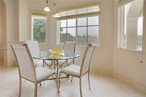 Villa ou maison à louer à Doral, Floride: 5 chambres, 344.02 m2 № 2024207 - photo 8