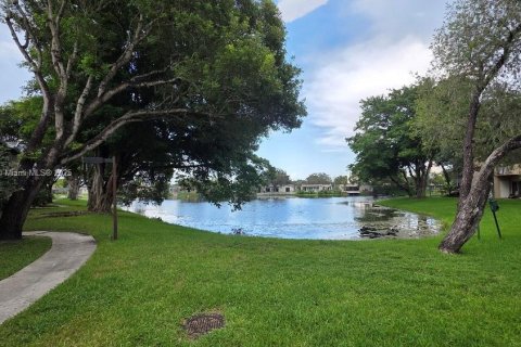 Condominio en venta en Pembroke Pines, Florida, 2 dormitorios, 79.34 m2 № 1958299 - foto 11