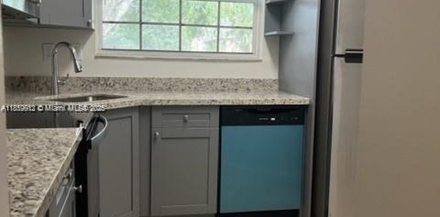 Condominio en Pembroke Pines, Florida, 2 dormitorios  № 1958299