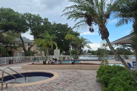 Condominio en venta en Pembroke Pines, Florida, 2 dormitorios, 79.34 m2 № 1958299 - foto 13