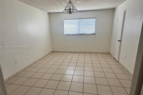 Снять в аренду виллу или дом в Майами, Флорида 3 спальни, 219.16м2, № 2042600 - фото 2