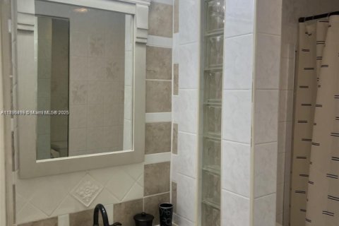 Condo in North Miami Beach, Florida, 1 bedroom № 1943335 - photo 11