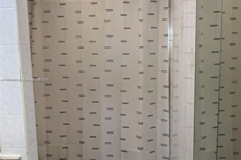 Condo in North Miami Beach, Florida, 1 bedroom № 1943335 - photo 9