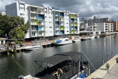 Condo in North Miami Beach, Florida, 1 bedroom № 1943335 - photo 12