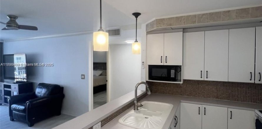 Condo in North Miami Beach, Florida, 1 bedroom № 1943335