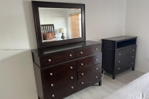 Condo in North Miami Beach, Florida, 1 bedroom № 1943335 - photo 6