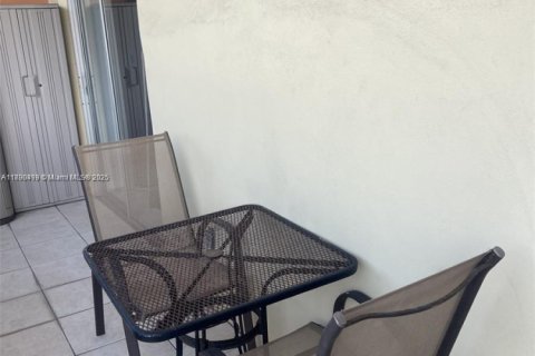 Condo in North Miami Beach, Florida, 1 bedroom № 1943335 - photo 14