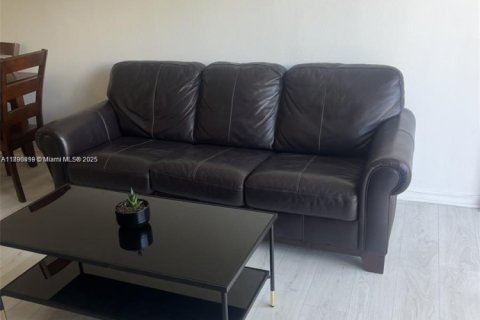 Condo in North Miami Beach, Florida, 1 bedroom № 1943335 - photo 3