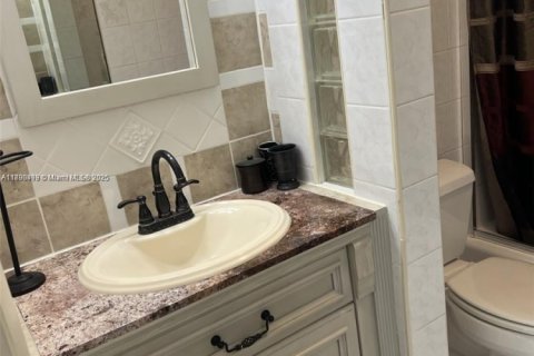 Condo in North Miami Beach, Florida, 1 bedroom № 1943335 - photo 10